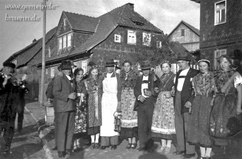Kirmesgesellschaft vor dem Dorfbrunnen in der Hildburghuser Strasse
