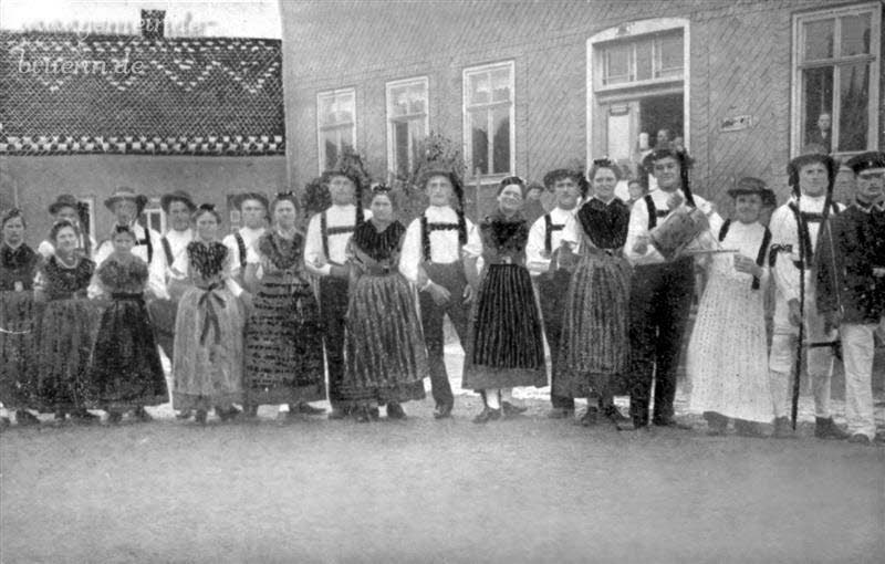 Trachtenkirmes in der 20iger Jahren vor dem Gasthaus Welsch