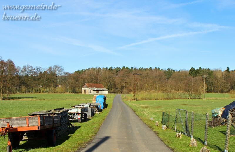 Hinterm Dorf 01