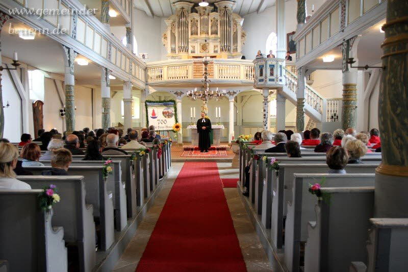 Gottesdienst, Frhschoppen, Feuerwehrbung, Feuerwerk