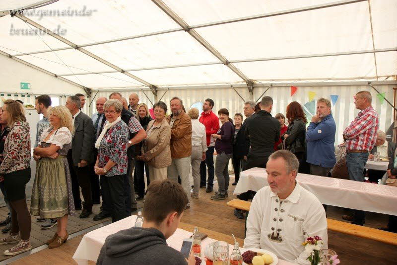 Gottesdienst, Frhschoppen, Feuerwehrbung, Feuerwerk