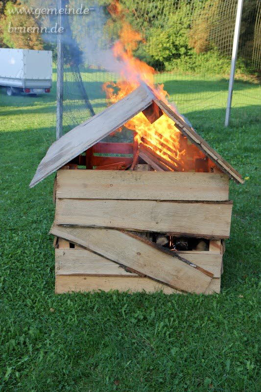 Gottesdienst, Frhschoppen, Feuerwehrbung, Feuerwerk