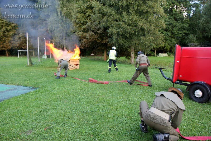 Gottesdienst, Frhschoppen, Feuerwehrbung, Feuerwerk