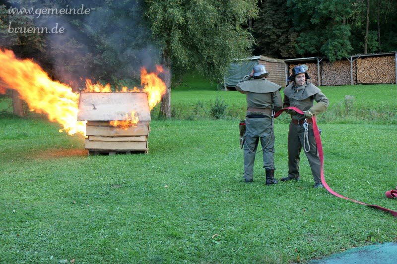 Gottesdienst, Frhschoppen, Feuerwehrbung, Feuerwerk