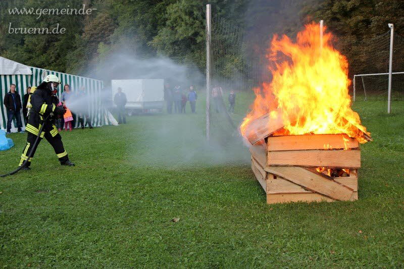 Gottesdienst, Frhschoppen, Feuerwehrbung, Feuerwerk