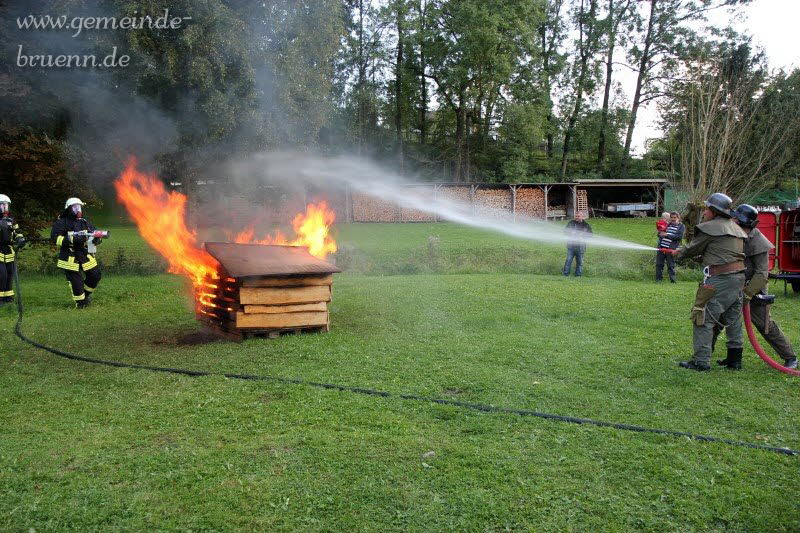 Gottesdienst, Frhschoppen, Feuerwehrbung, Feuerwerk