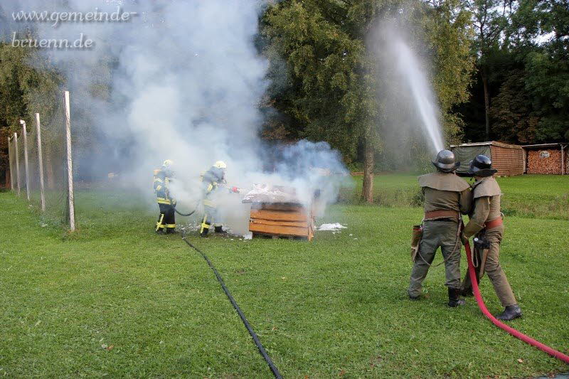 Gottesdienst, Frhschoppen, Feuerwehrbung, Feuerwerk