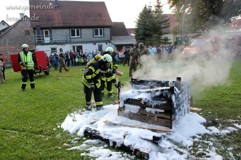 Gottesdienst, Frhschoppen, Feuerwehrbung, Feuerwerk